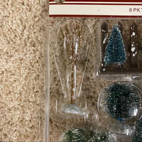 8 pack Christmas Village Accessories - Picture 2 of 5